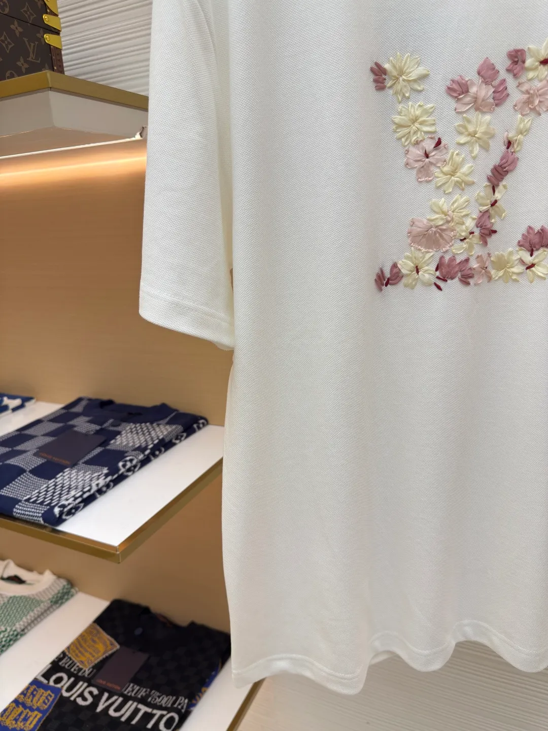 LOUIS VUITTON Ribbon Sakura Round Neck Short Sleeves ●Authentic product: purchased and developed by 13699 ●Item number: 1680199-A90 ●Fabric: pique cotton fabric ●Technology: embroidery production ●Version: fitted version ●Weight: about 360 grams ●Size: XS-S-M-L ●Description: 32S single yarn pique shirt fabric, 250g; matched with 32S double yarn stretcher thread, 320g. Comes with custom knitted flat machine thread. The fabric is made of high-quality cotton yarn with a yarn count of 32, which has high density and softness. Pure cotton yarn is used. This fabric has the natural advantages of pure cotton, which is soft and comfortable, has good hygroscopicity, and is not prone to static electricity. The pique structure is a special knitting method that forms a bead-like texture, giving the fabric surface a certain concavity and breathability. The texture of the paper bead gauze also makes the fabric more layered and three-dimensional, presenting a soft and textured appearance. The front ribbon logo embroidery is purely hand-positioned and produced. The logo pattern created by the embroidery and the bright ribbon shows a unique fusion of craftsmanship and reflects the combination of traditional craftsmanship and modern trend aesthetics. The ribbon material you choose is custom-dyed, and the thin ribbons are stitched with high density to create a three-dimensional effect; the outlines of petals and branches and leaves are highlighted by closely arranged silk threads. The overall wiring is straight and delicate, the fabric is comfortable and soft, and the color is consistent without color difference. It can be matched with the same style to create a fashionable look and control various occasions. Customized accessories, complete with three standards, same style for men and women!